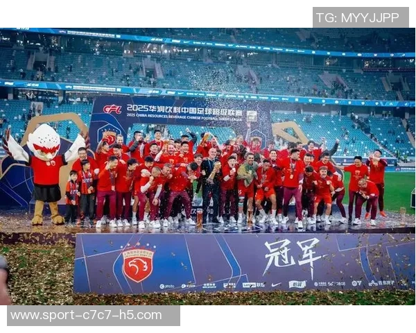 海港三连冠荣耀时刻团结奋进铸就传奇成就辉煌历史 海港三连冠荣耀时刻团结奋进铸就传奇成就辉煌历史